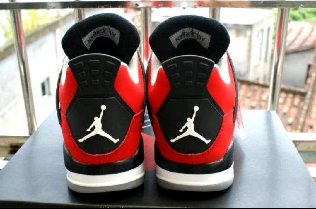  Les baskets Air Jordan 4 offrent un style iconique et une performance remarquable.

leur design distinctif pas cher. le moin cher. 