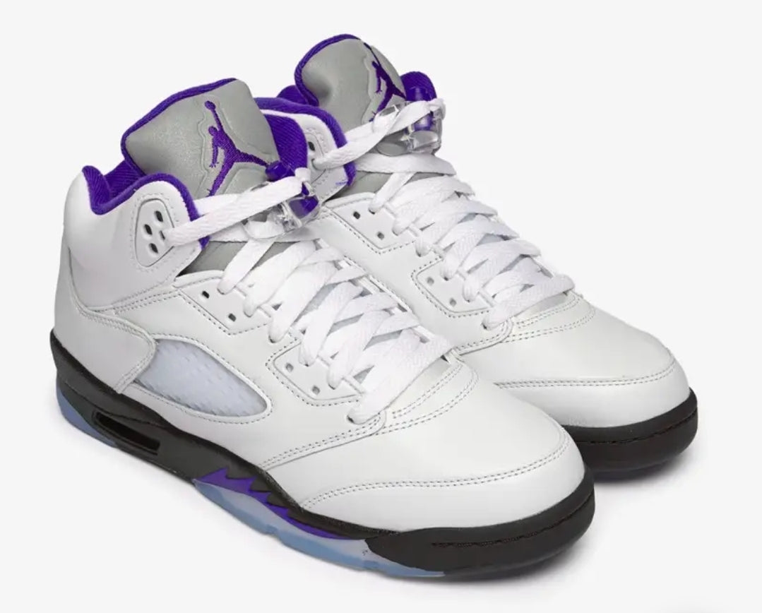 Les baskets Air Jordan 5 offrent un style audacieux et une performance exceptionnelle. leur design unique emblématique. Pas cher. Le moins cher. 